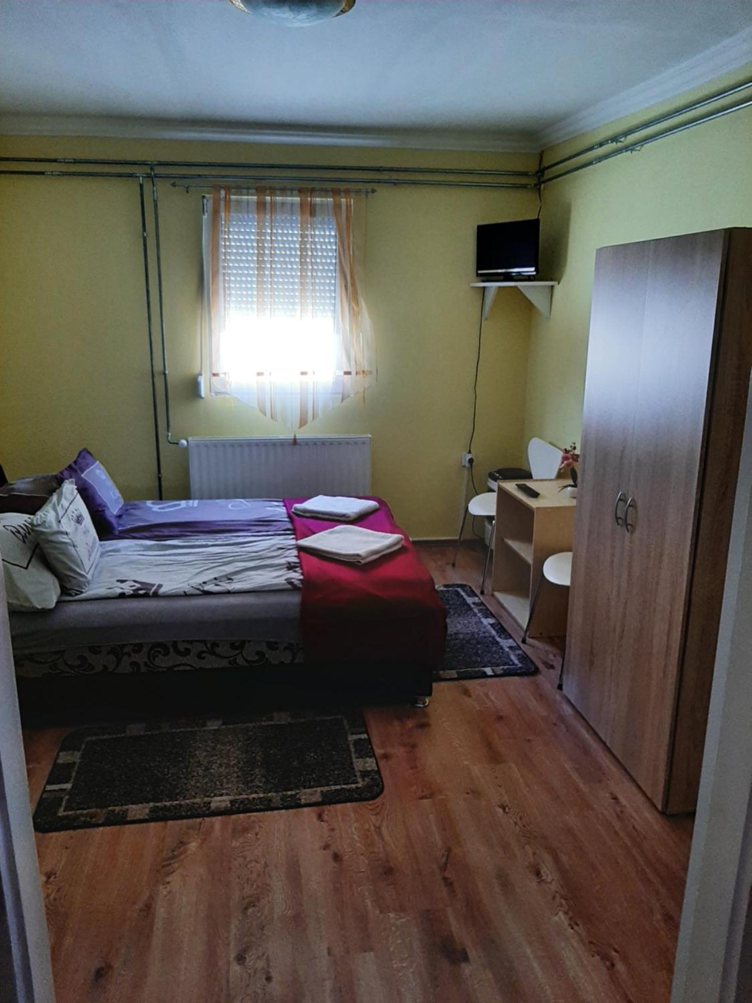 Váradi Apartman Hotel Abádszalók Bagian luar foto